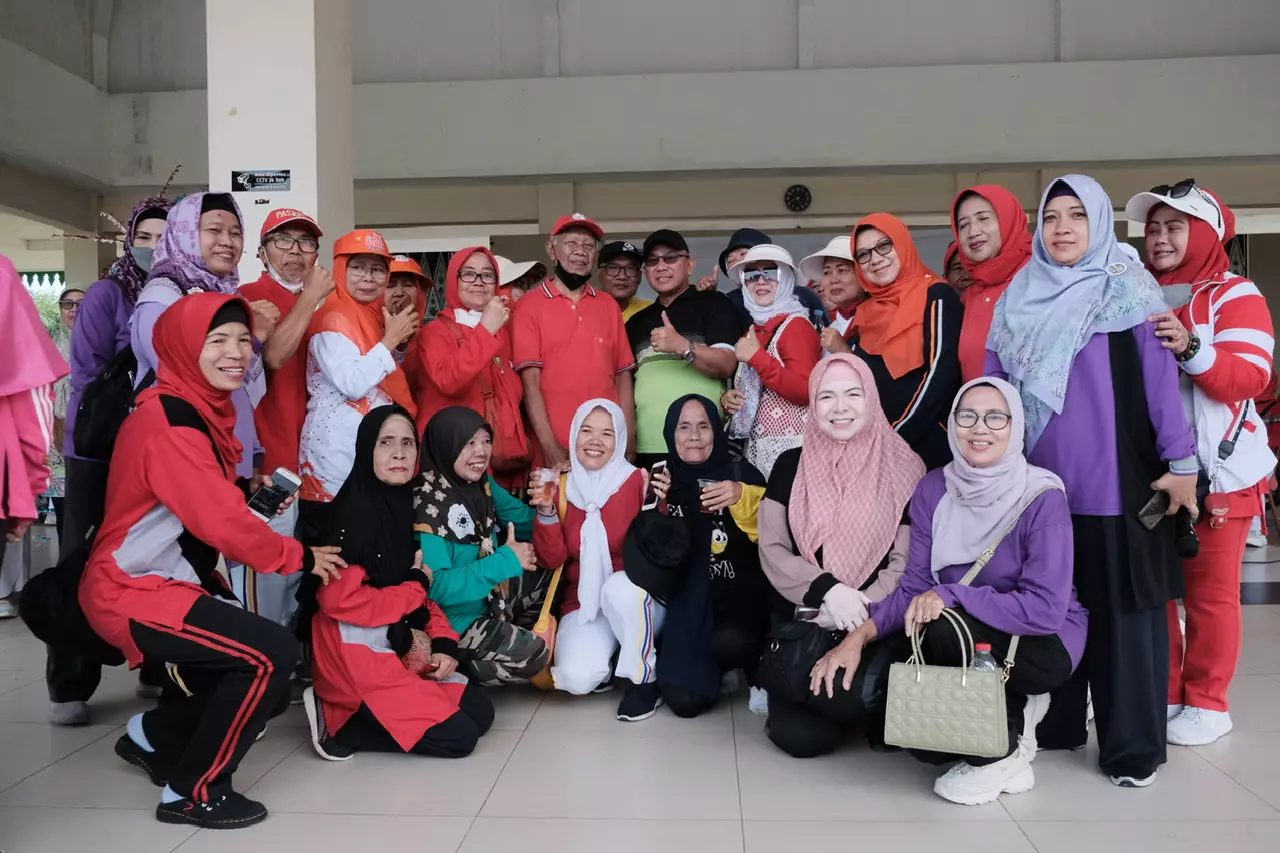 Wali Kota Depok Sapa Warga Lansia Pada Peringatan Hari Kesadaran Rhematoid Arthritis 2024 di Alun-Alun Depok