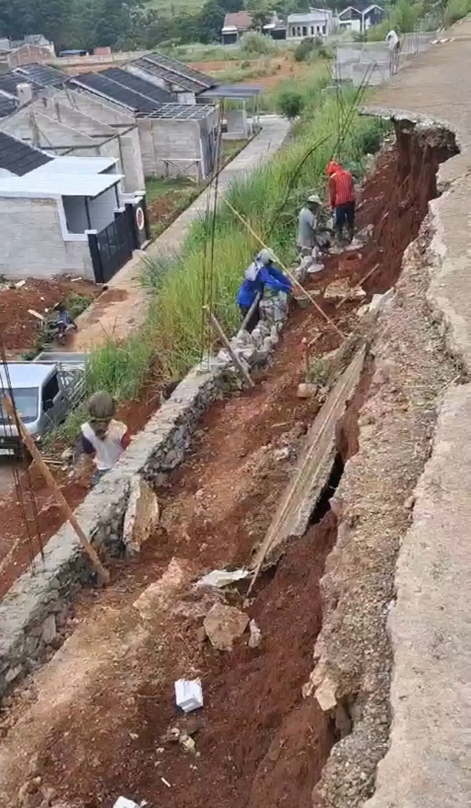 Longsor Jalan di Bedahan RT 05 RW 06 Sedang Diperbaiki