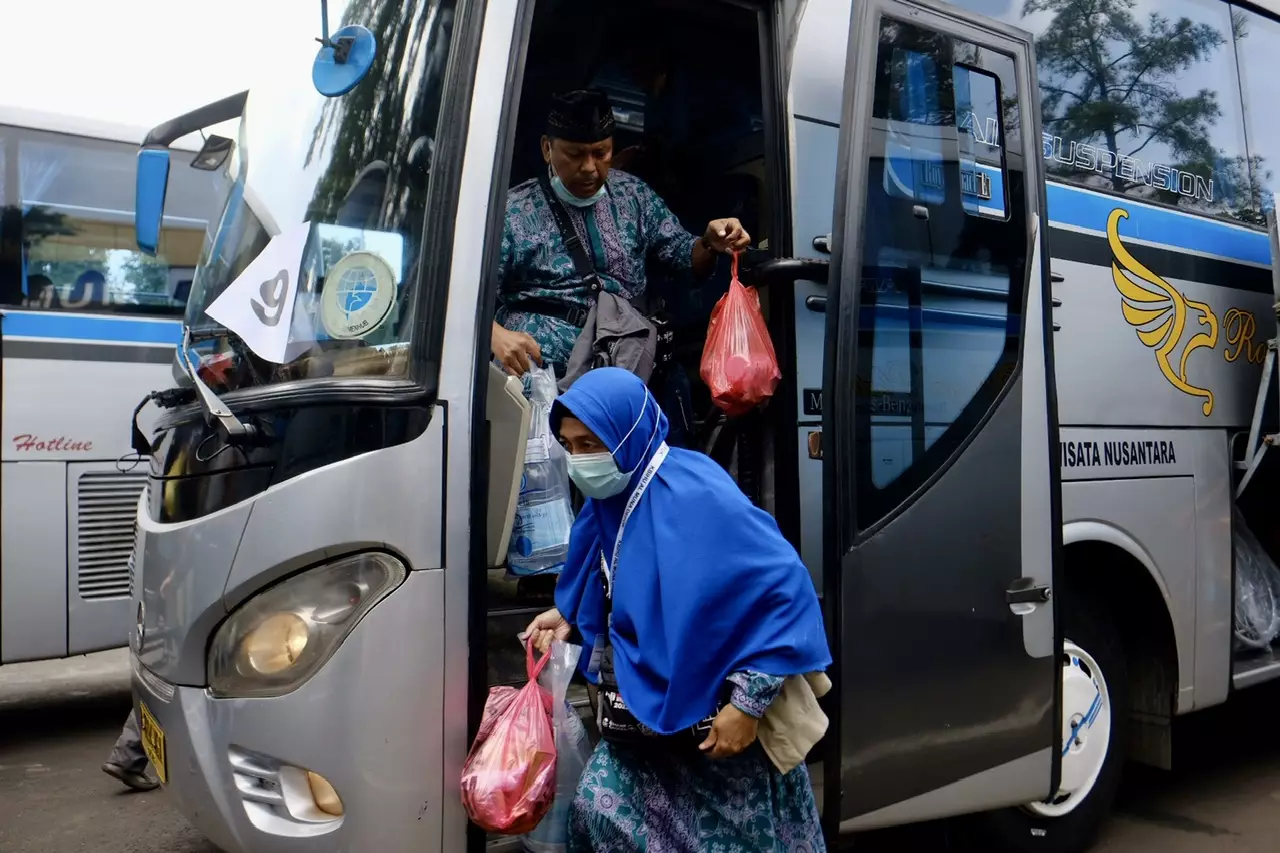 Jemaah Haji Gelombang Pertama Kloter 10 Tiba di Balai Kota Depok