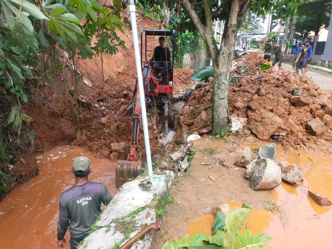 DPUPR Sigap Tangani Longsor di RW 22 Abadijaya