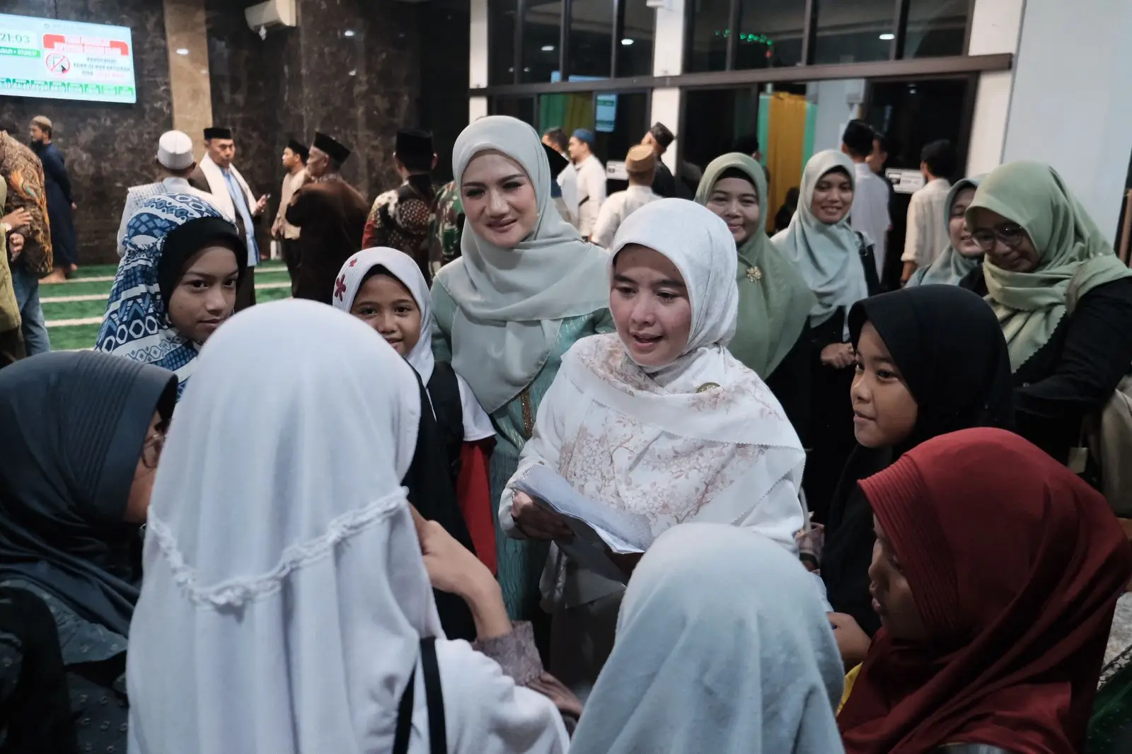 Aksi Anak-anak Minta Tanda Tangan Usai Tarawih, Cing Ikah: Mudah-mudahan Jadi Generasi Berkualitas Penerus Bangsa