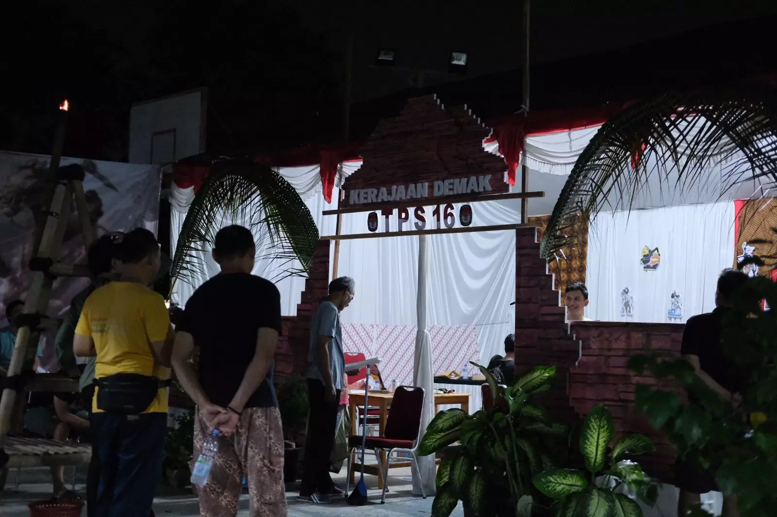 Kreatif! Warga Depok Jaya Buat TPS Unik Bertemakan Kerajaan Nusantara