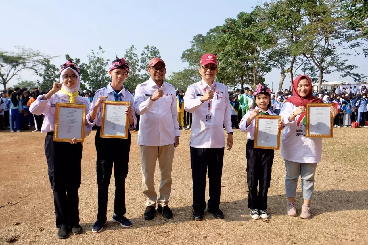 Peringati HUT ke-78, PMI Serahkan Penghargaan ke Tiga Pelajar Depok
