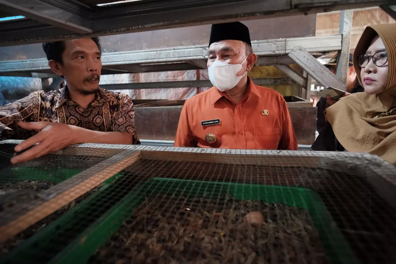 Wali Kota Tinjau Pengolahan Sampah di Rumah Maggot Cimpaeun