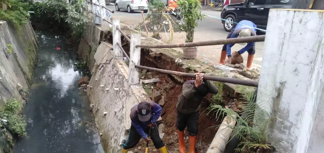Satgas DPUPR Depok Tangani Turap Longsor di Kali Sugutamu