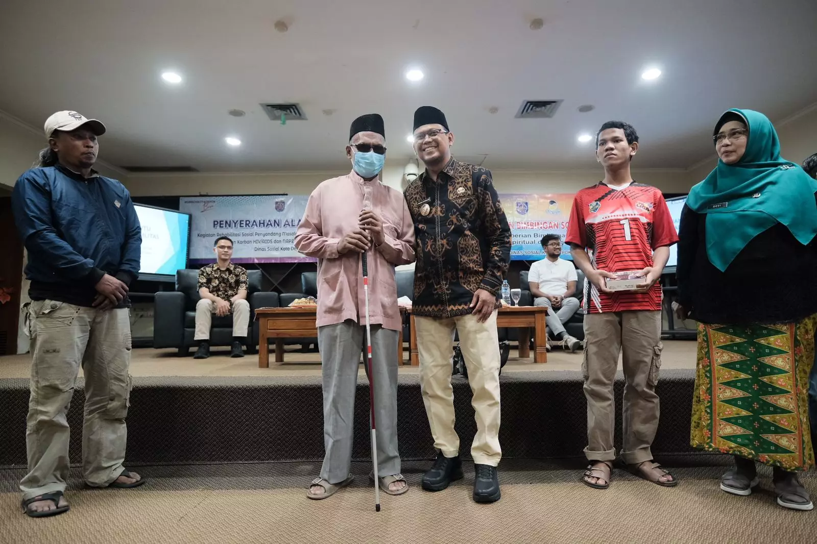 Peduli Disabilitas, Imam Budi Hartono Serahkan Kursi Roda, Tongkat dan Alat Bantu Dengar