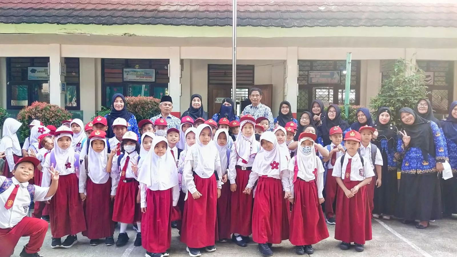 Hari Pertama Masa Pengenalan Lingkungan Sekolah di SDN Sukamaju 10 Berjalan Lancar