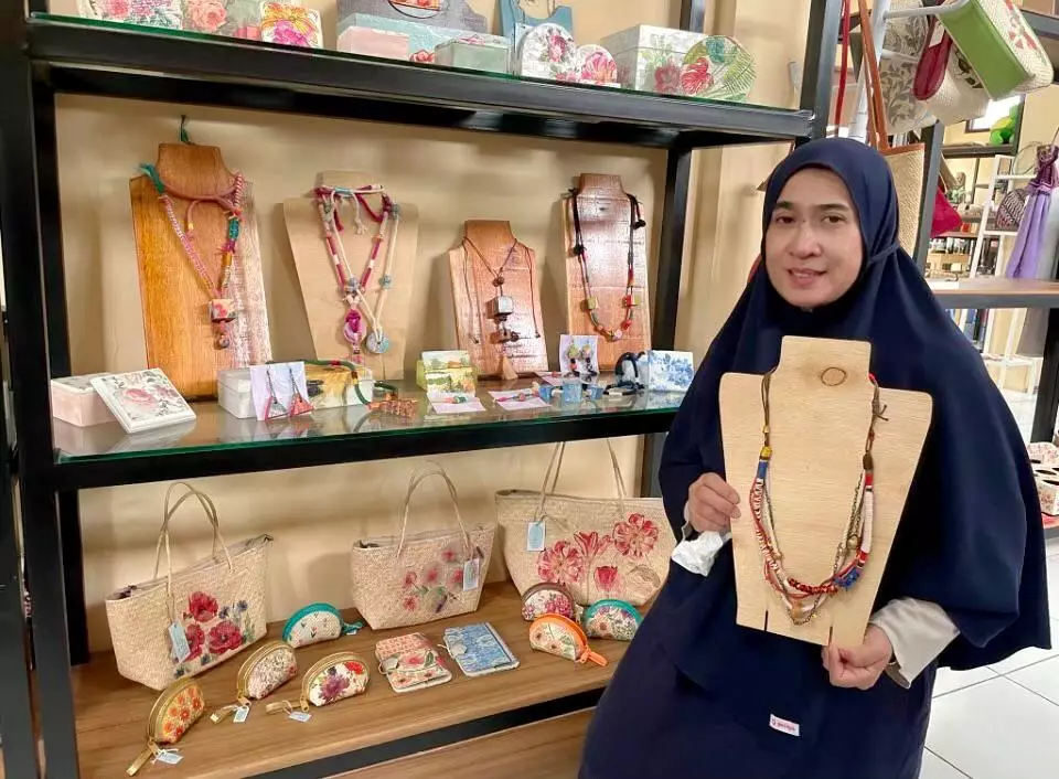 Olah Kayu Jadi Aksesoris Unik dan Cantik, Hanazu Craft Memikat Hati Milenial