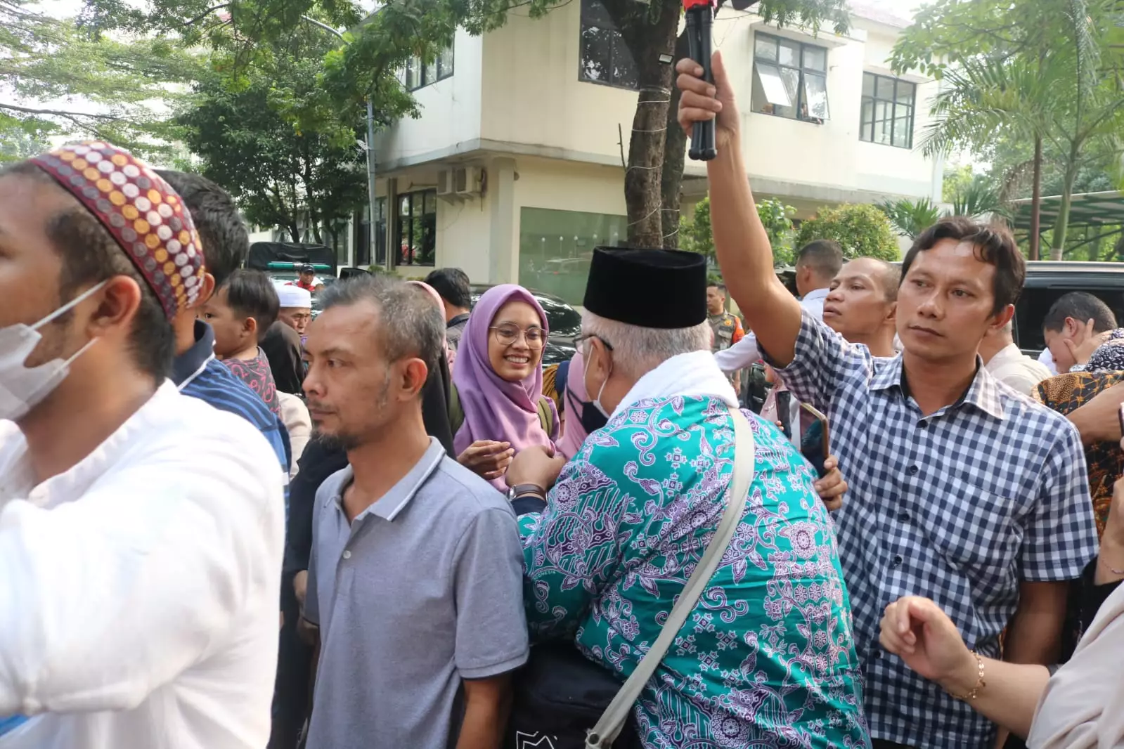 440 Jemaah Haji Asal Depok Kloter 57 Tiba di Tanah Air, Disambut Haru Keluarga
