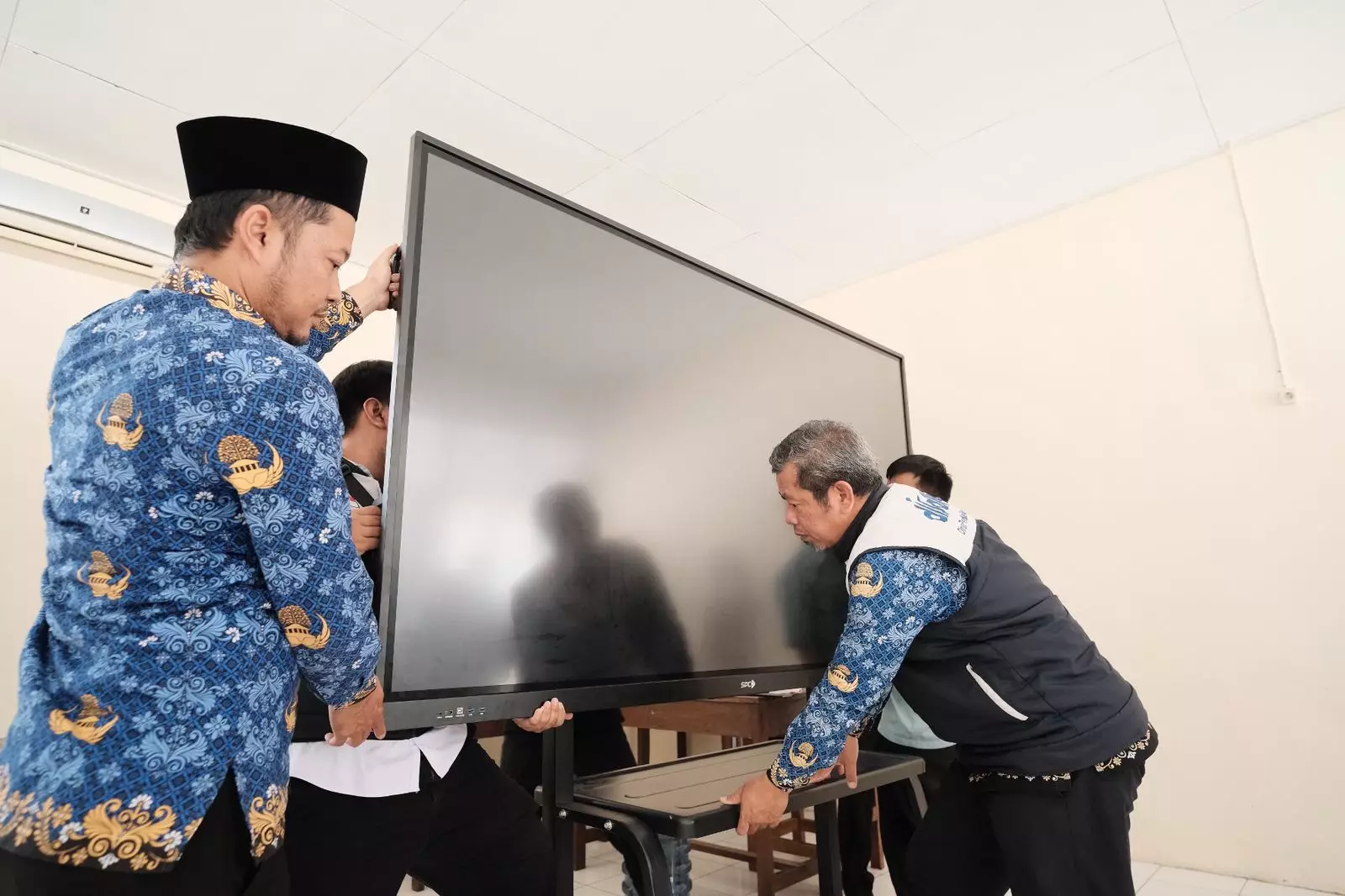 Pemberian Smart Board Lengkapi Pembelajaran Digital di MIN 1 Depok