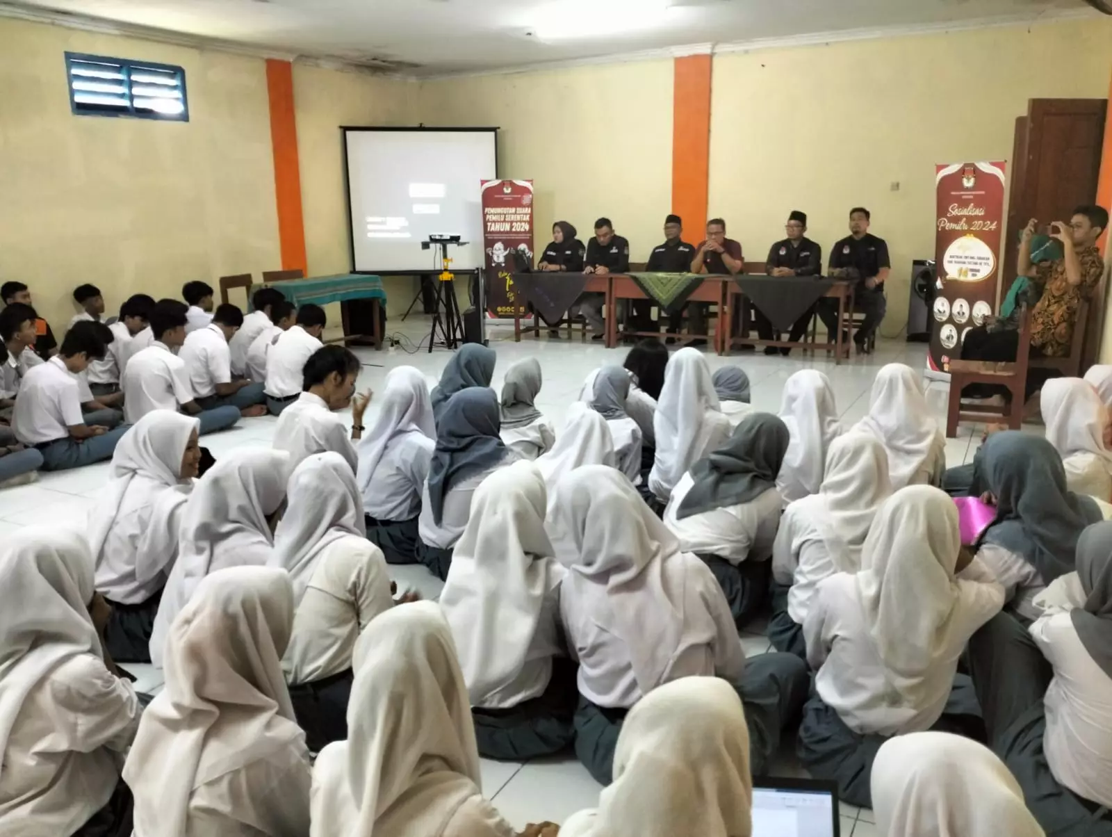 PPK Cipayung - PPS Ratujaya Sosialisasikan Pemilu kepada Pelajar di SMK Teknindo Jaya