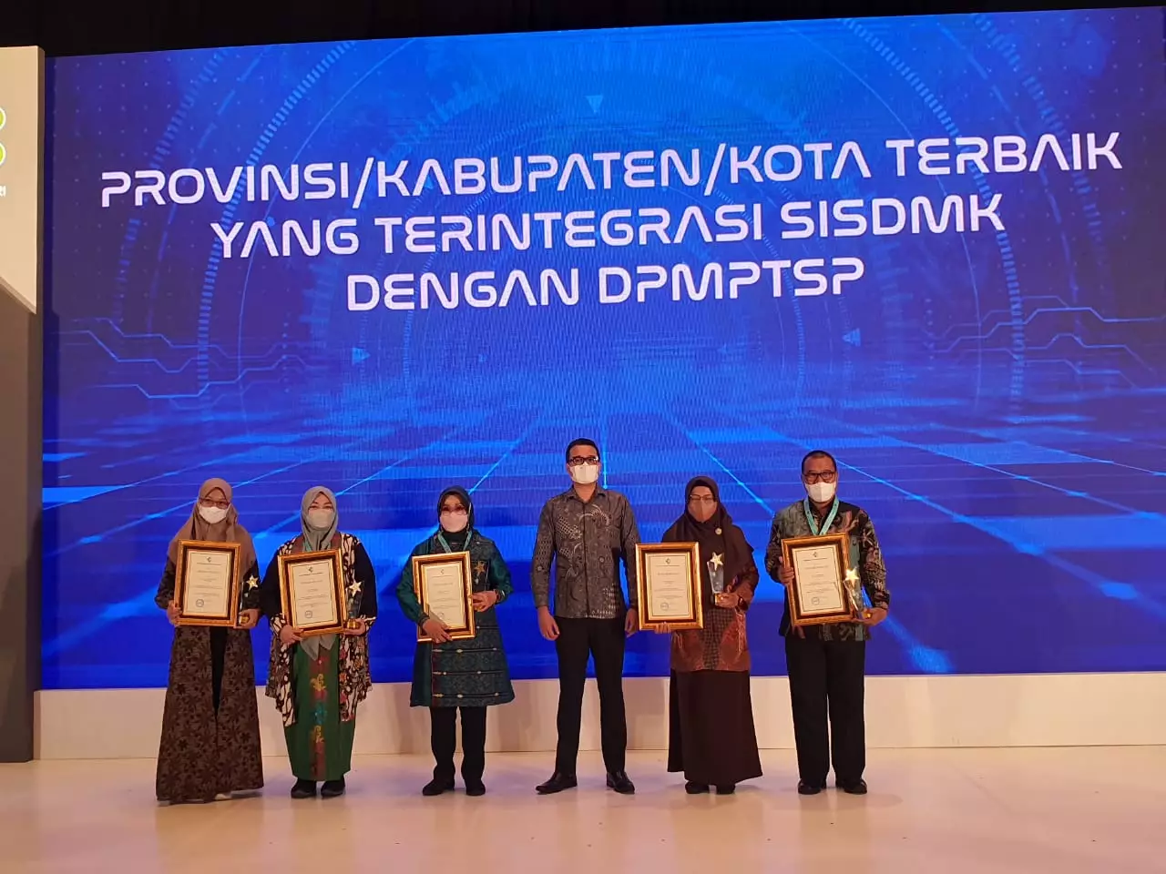 Terintegrasi SISDMK, Kota Depok Dianugerahi Penghargaan oleh Kemenkes