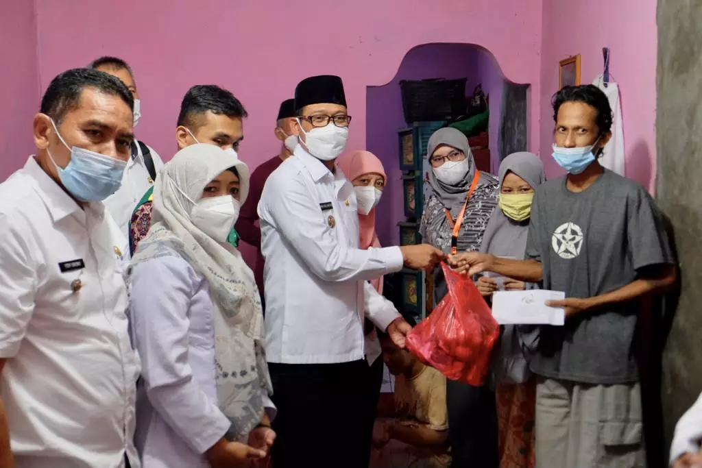 Wakil Wali Kota Berikan Bantuan kepada Ade Supriatna, Sopir Angkot yang Menderita Batu Ginjal