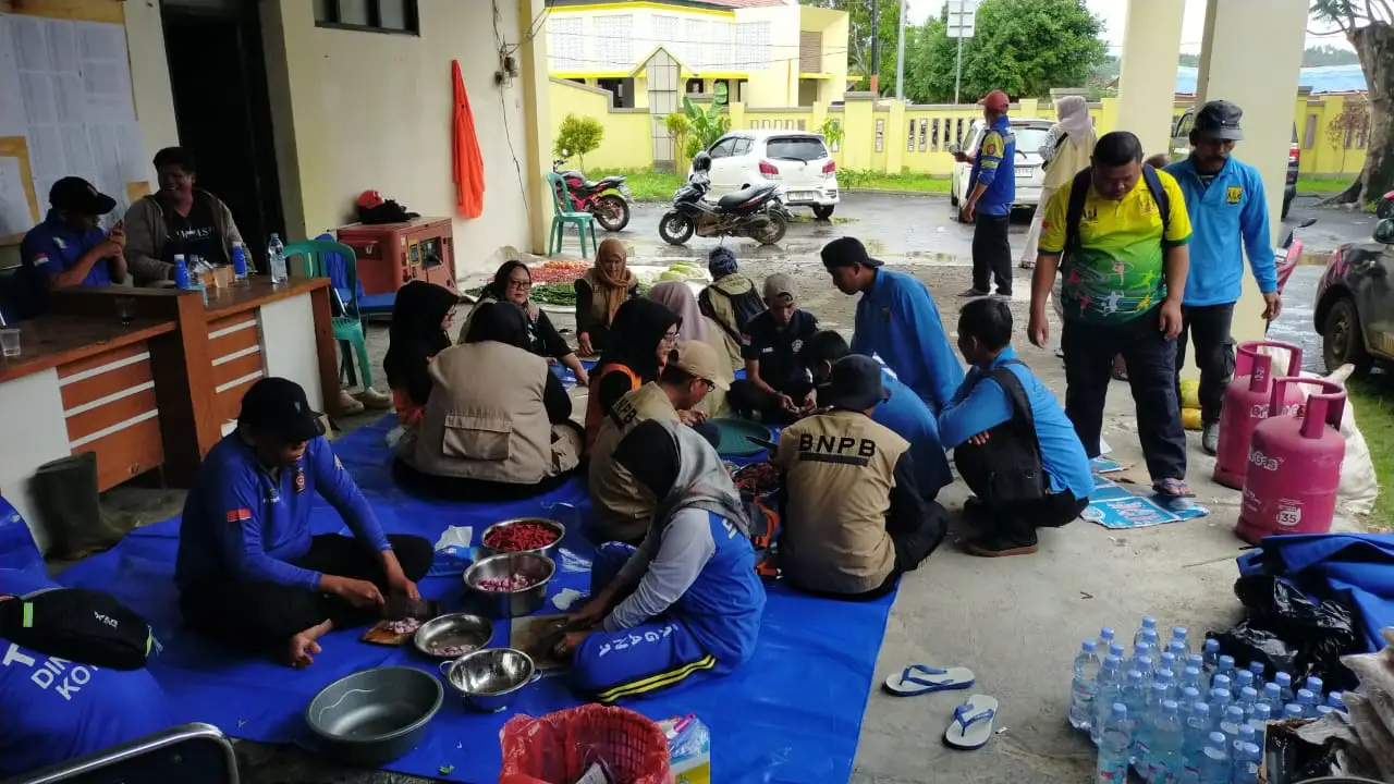 Tagana Depok Siapkan Ribuan Nasi Bungkus Bagi Pengungsi Korban Bencana Alam di Sukabumi