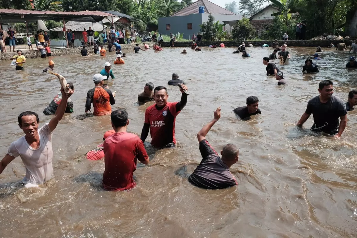 Warga Depok Antusias Ikut Ngubek Empang di Bojongsari