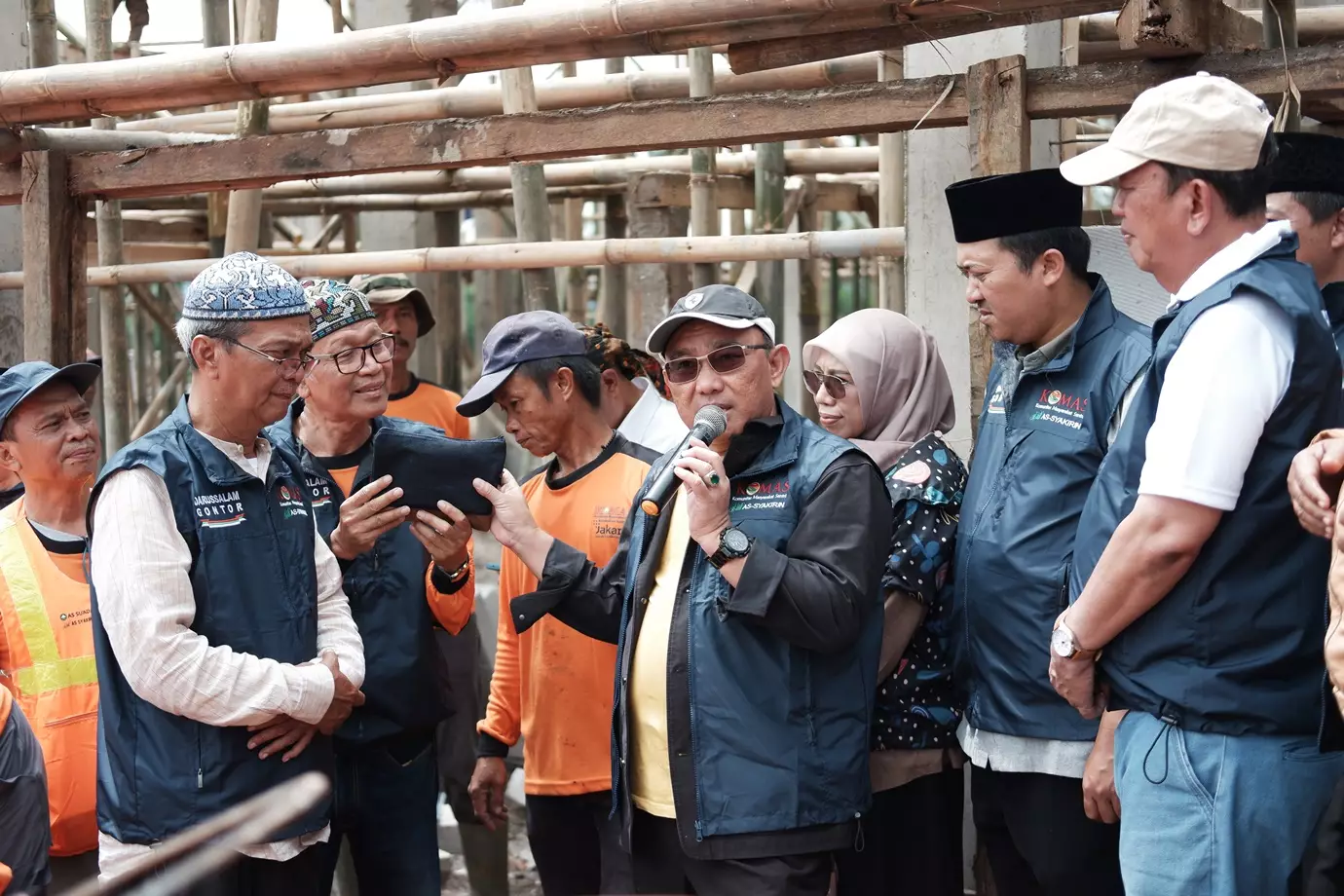 Wali Kota Depok Serahkan Bantuan Untuk Pembangunan Masjid Pasca Gempa di Cianjur