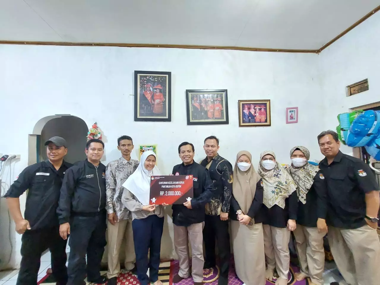 Kecelakaan Kerja saat Bertugas, Pantarlih Kelurahan Bedahan Dapat Santunan dari KPU Depok