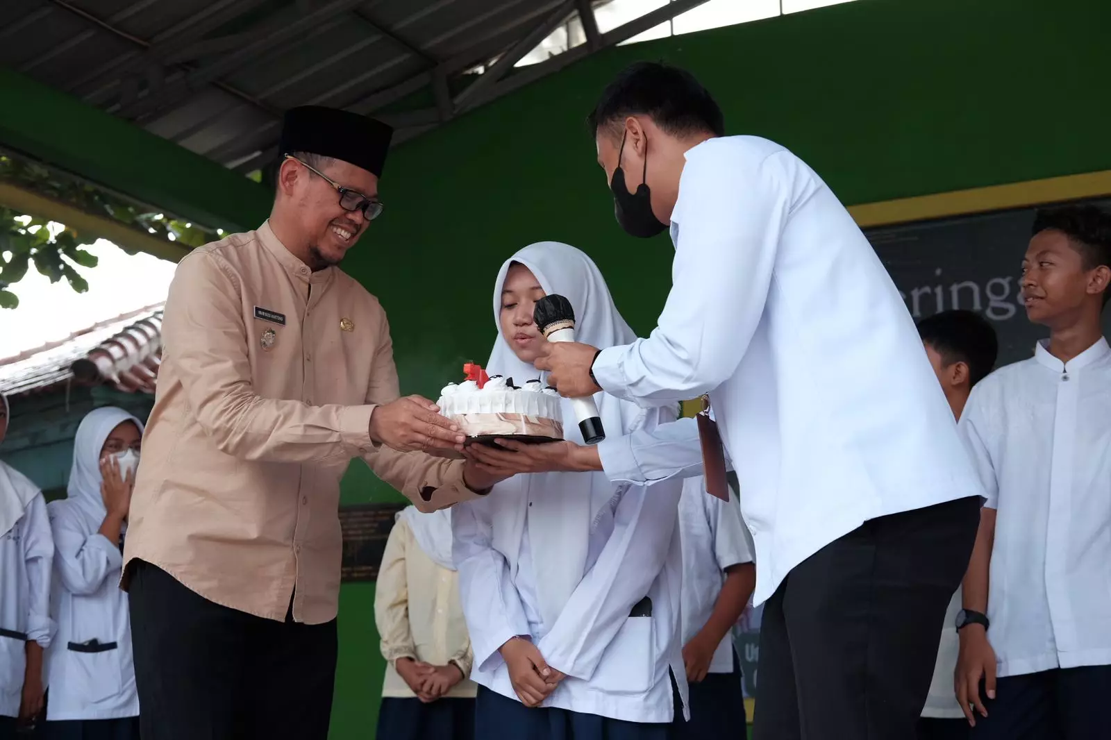 Wakil Wali Kota Beri Kejutan Ulang Tahun Bagi Siswi SMP Negeri 8 Depok saat Peringatan Maulid Nabi