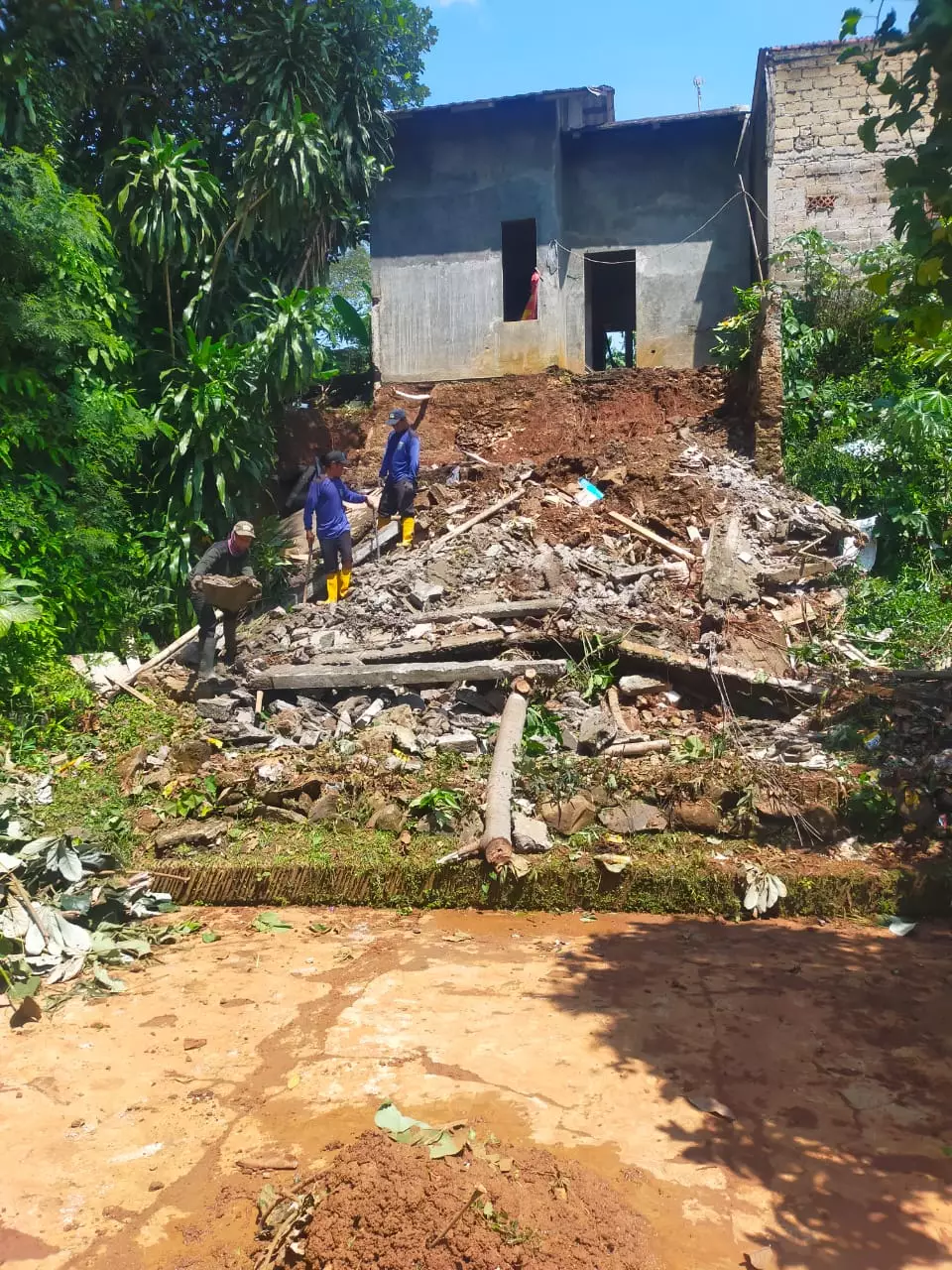 Satgas DPUPR Depok Bersihkan Material Longsor di Kalibaru