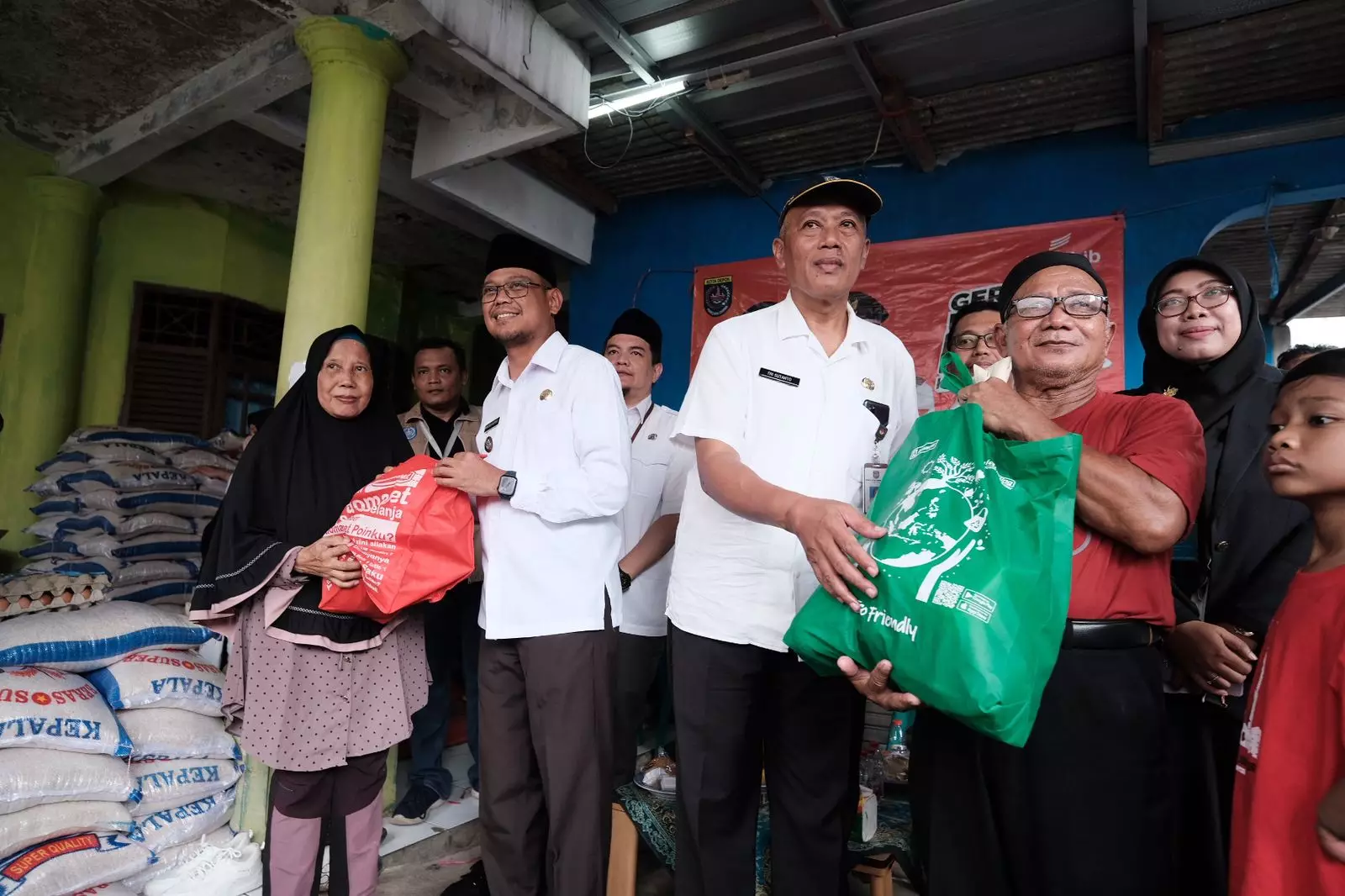 Tepati Janji Kampanye, Wakil Wali Kota Depok Bagikan Bantuan Pangan Kota KDS ke Warga Tapos