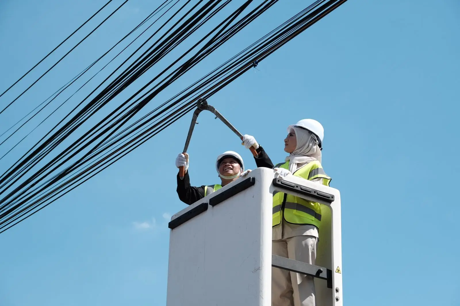Wali Kota Depok Supian Suri Potong Kabel Udara di Jalan Komjen Pol. M Jasin