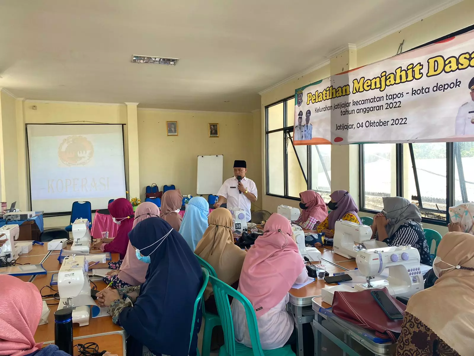 28 Warga Jatijajar Dapat Pelatihan Menjahit