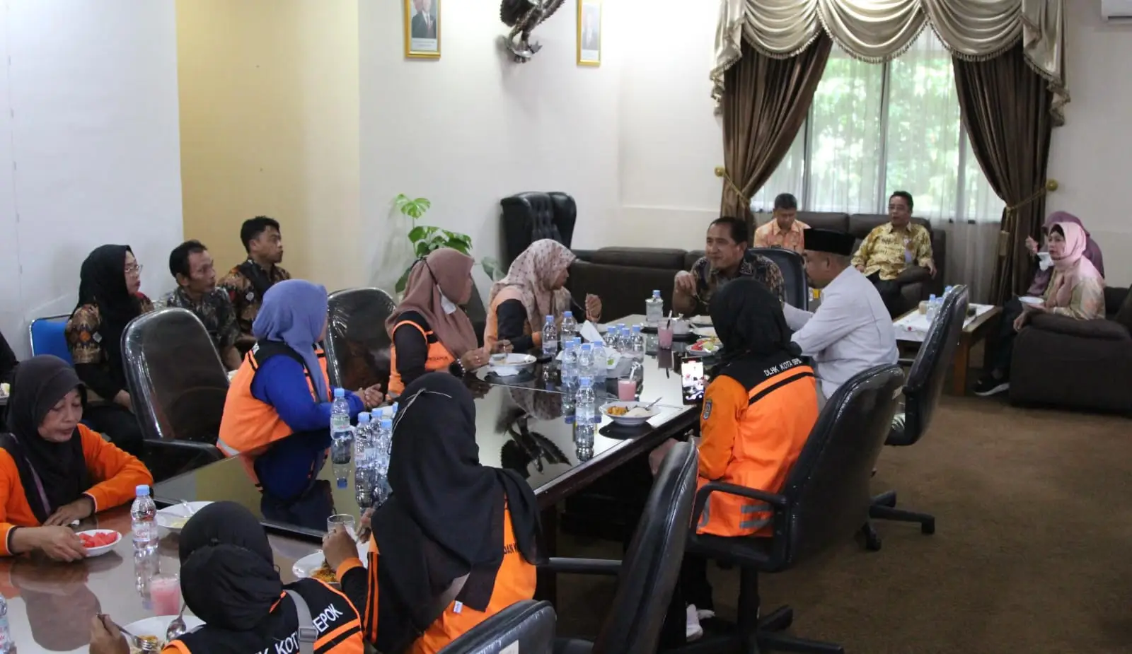 Plh Wali Kota Depok Dengarkan Curhatan Pesapon dan Petugas Kebersihan