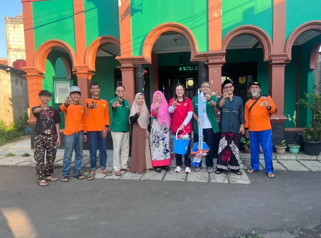 Semangat Kebersamaan dan Gotong Royong, Camat Sukmajaya Bersama GP Ansor Bebersih Rumah Ibadah