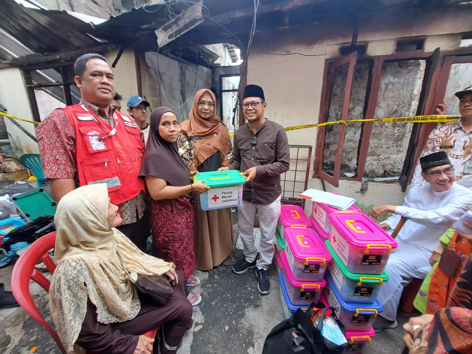 PMI Depok Beri Bantuan Warga Penyintas Kebakaran Pocin