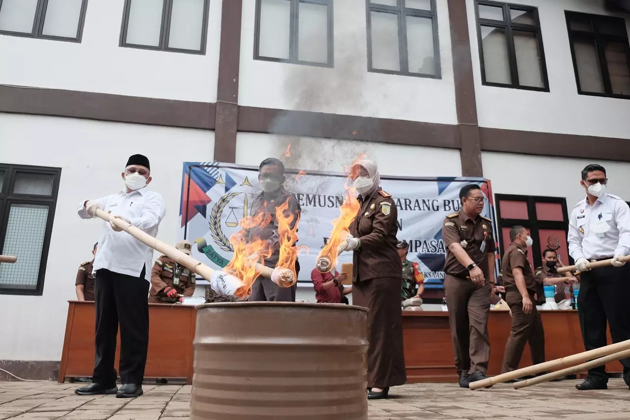 Kejari Depok Musnahkan Sejumlah Barang Bukti dan Barang Rampasan