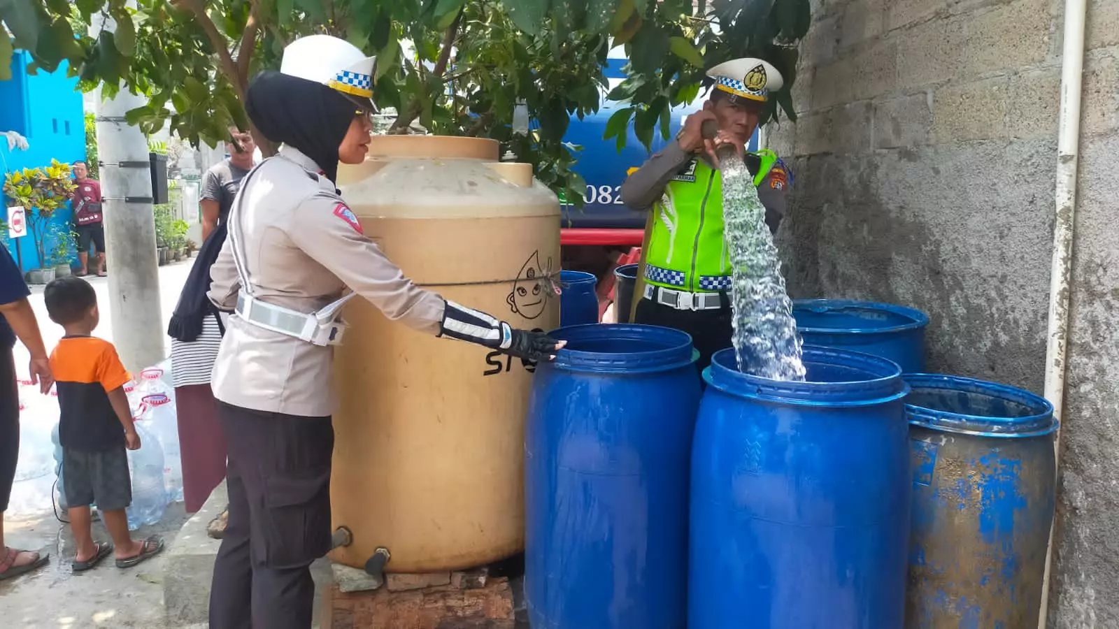 HUT ke-68 Lalu Lintas, Satlantas Polres Metro Depok Beri Bantuan Air Bersih ke Warga Cilangkap