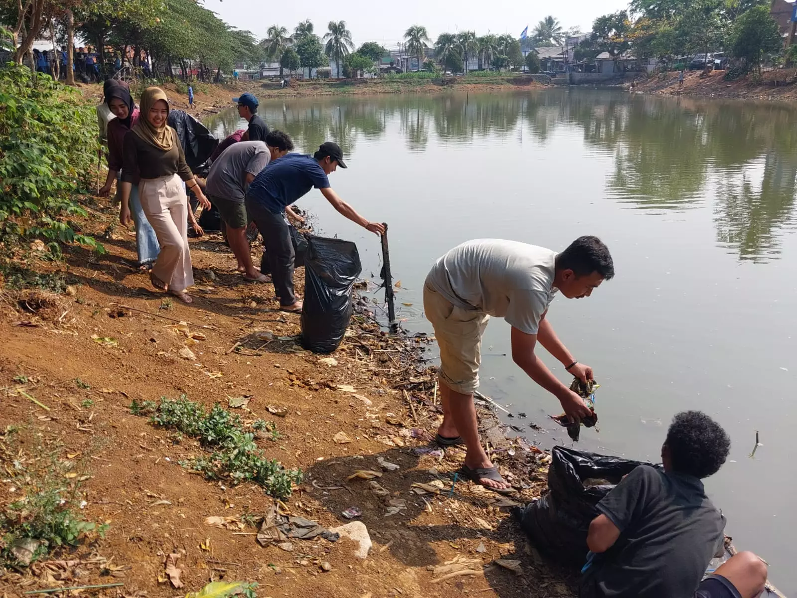 Masyarakat Cilangkap Bersihkan Situ Sambut Sumpah Pemuda