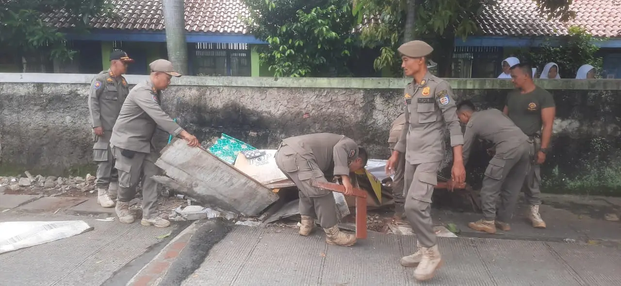 Sasar Tiga Lokasi, Satpol PP Depok Berhasil Tertibkan 70 PKL dan Bangli
