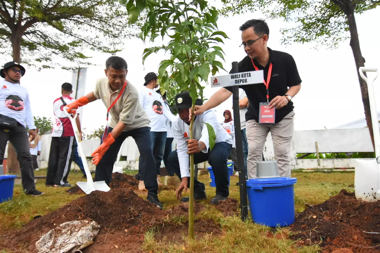 Asisten Ekbang dan Kabag Pemerintahan Tanam Pohon Tabebuya di Pantai Losari Makassar