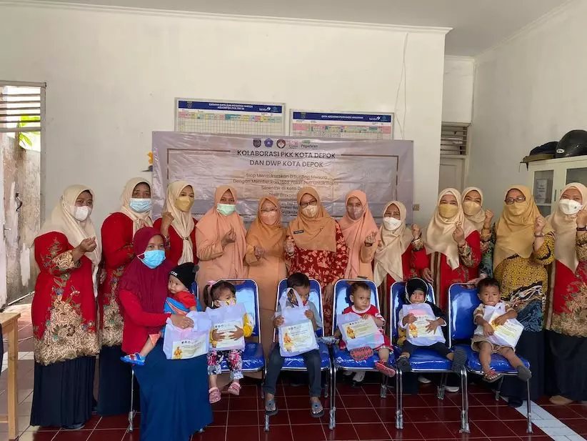 Tekan Stunting, DWP Diskominfo Depok Bagikan Paket  PMT untuk 40 Balita di Beji Timur