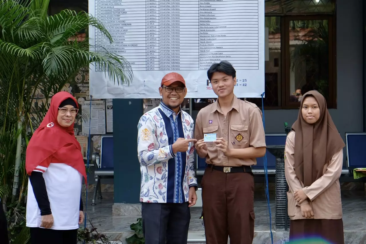 Wakil Wali Kota Serahkan E-KTP ke Pelajar SMA Negeri 3 Depok