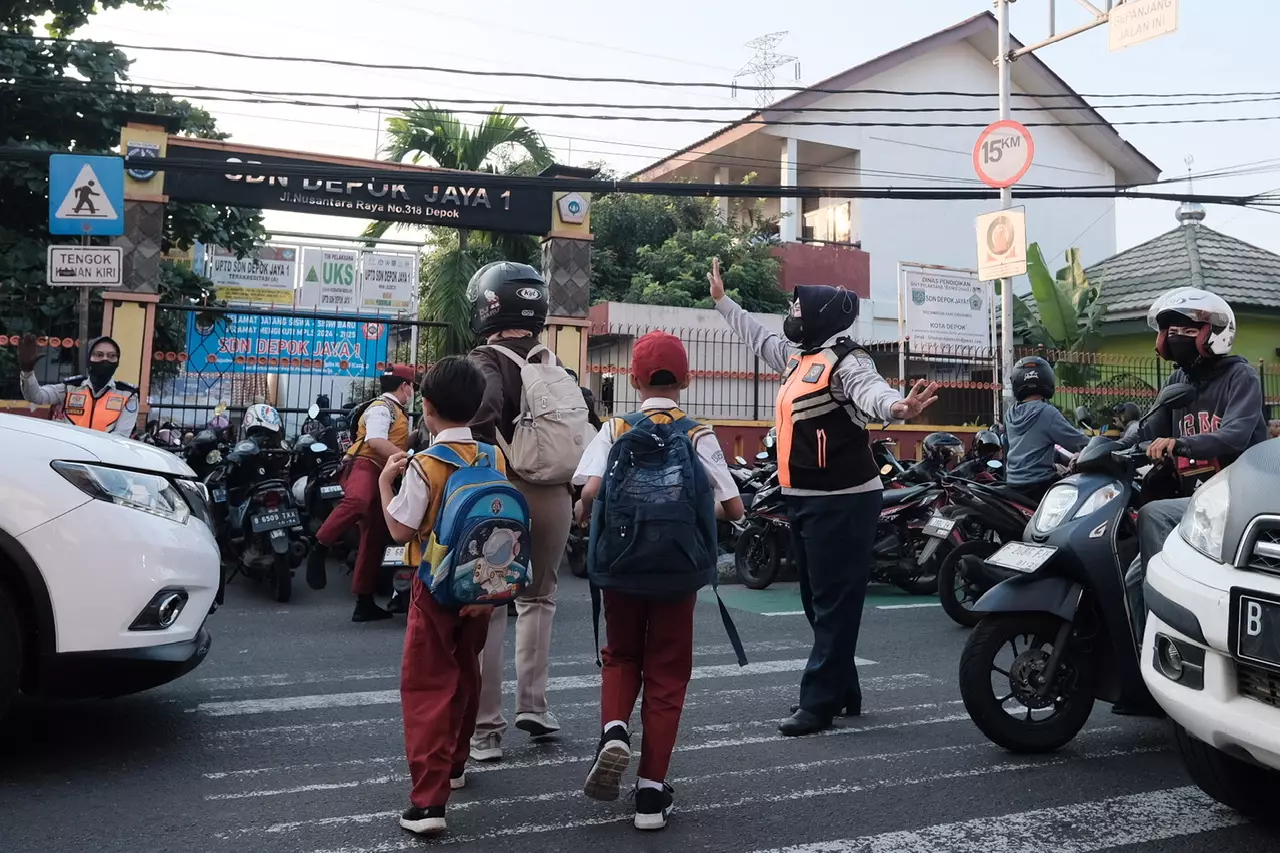 Hari Pertama Sekolah, Petugas Dishub Atur Arus Lalin di Depan SDN Depok Jaya 1