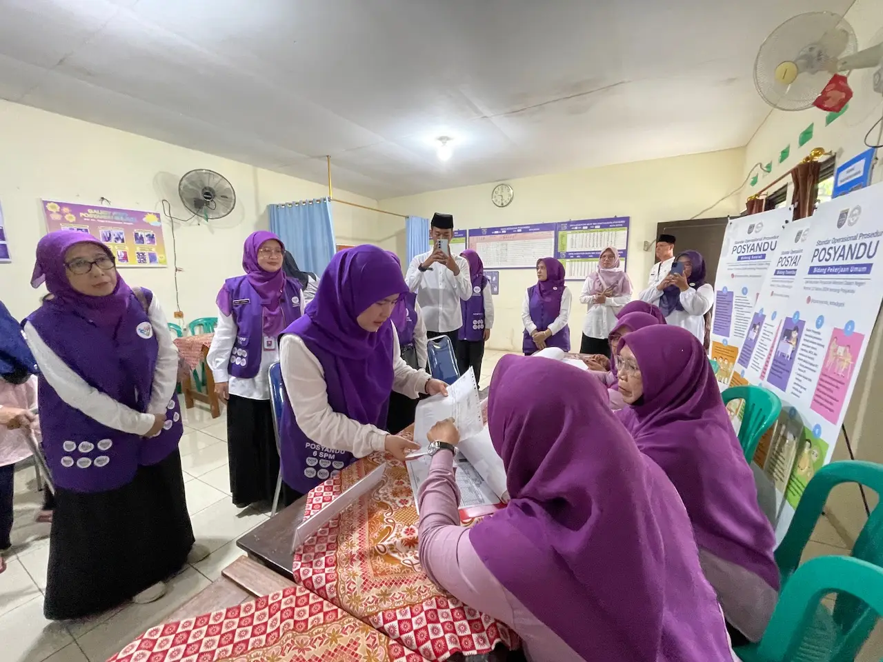 Cing Ikah Tinjau Layanan Enam SPM di Posyandu Gelatik