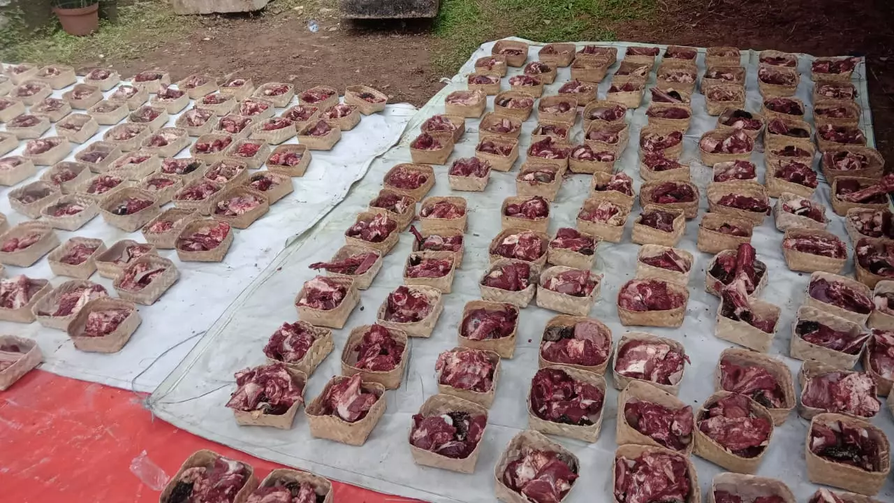 Warga RW 07 Ratujaya Konsisten Tak Bagikan Daging Kurban Pakai Kantong Kresek