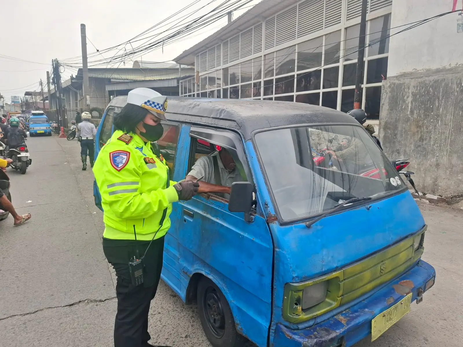Satlantas Polres Metro Depok Tertibkan Angkot Ngetem di Stasiun Citayam, Lima Kendaraan Ditilang