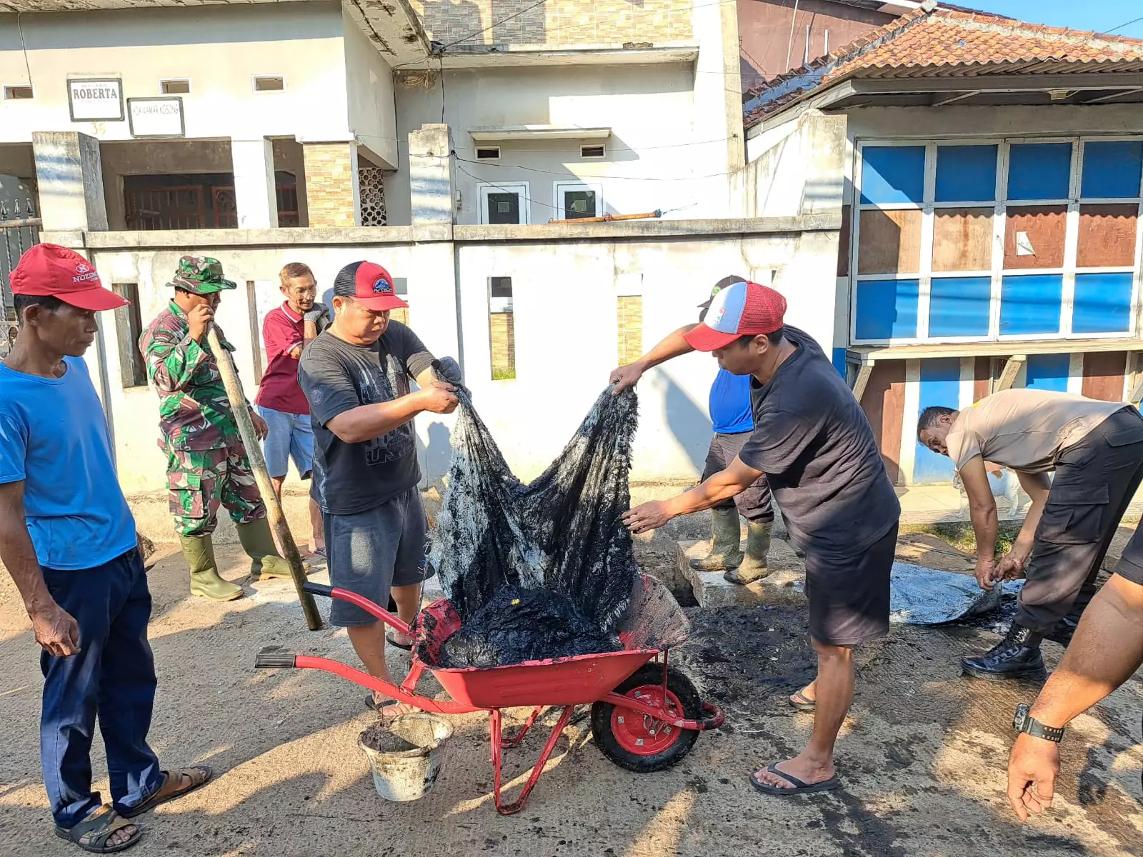 Kerja Bakti Jalan H. Kodja Kukusan Libatkan Ratusan Personel