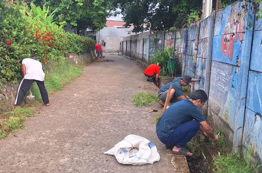 Long Weekend, Warga RW 14 Bojongsari Lakukan Kerja Bakti