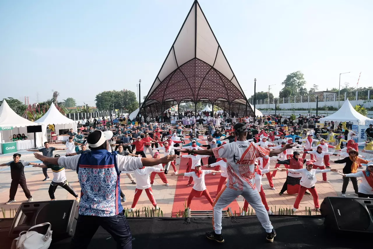 Ratusan Warga Ikuti Senam Bersama di Taman Albar, Tampak Kompak dan Bersemangat