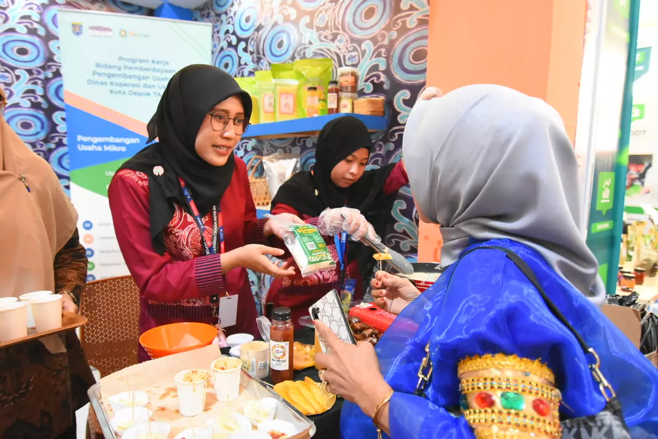 Pengunjung Indonesia City Expo 2023 Antusias Cicipi Rujak Cireng Depok