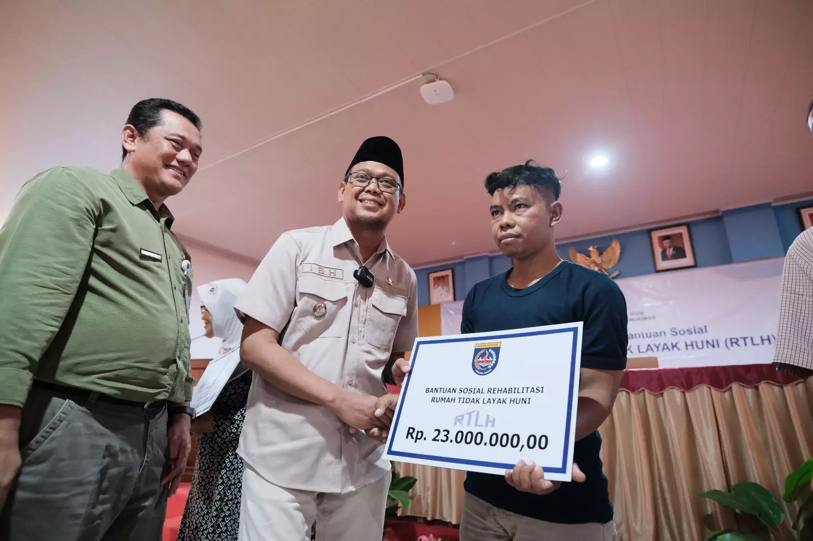 Serahkan Bansos KDS RTLH di Beji, Bang Imam: Upaya Penuhi Rumah Layak Huni Bagi Warga