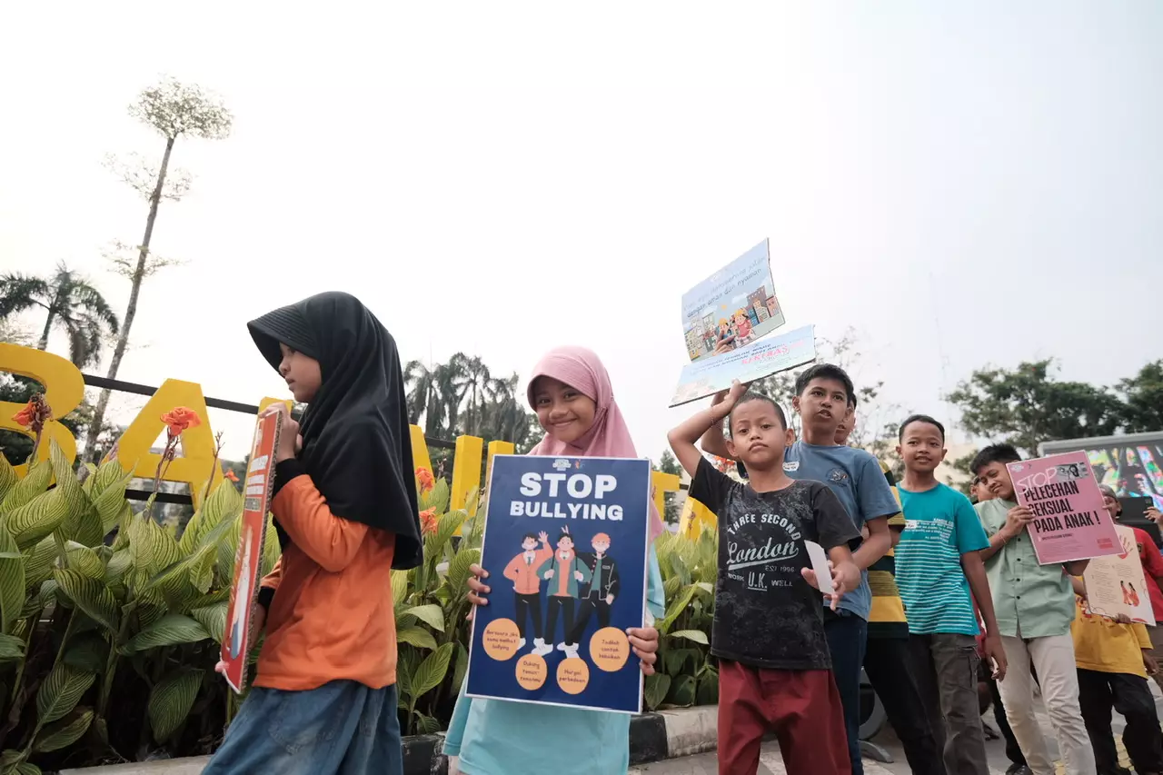 Puluhan Anak Kampanyekan Hak Anak Melalui Poster di Depok Open Space
