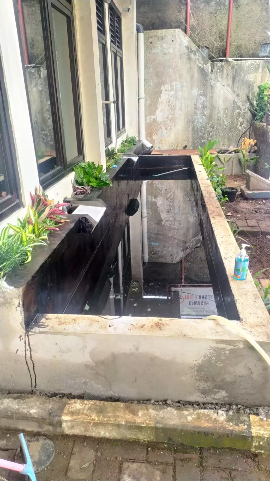 Paguyuban Lingkungan Bojongsari Percantik Kantor Kelurahan dengan Kolam Ikan