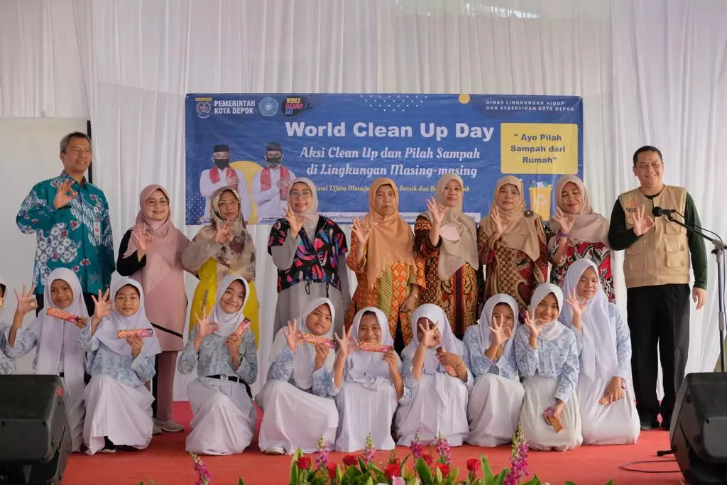 Peringatan World Clean Up Day di Kelurahan Cinangka