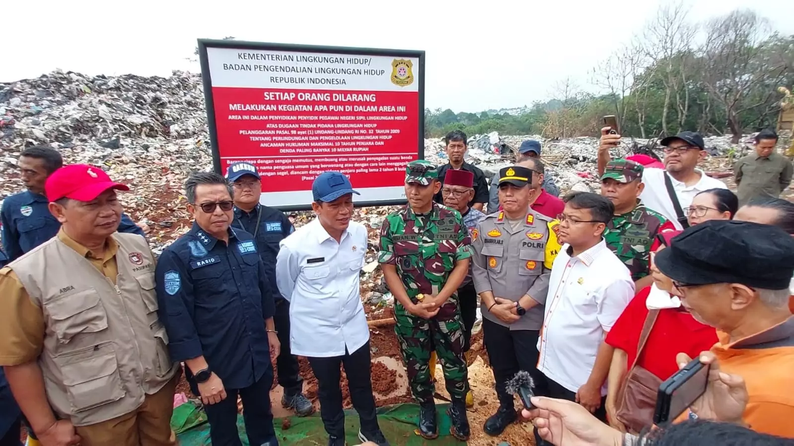 Menteri Lingkungan Hidup Tinjau TPS Liar di Limo, Janji Tindak Tegas Produsen Sampah