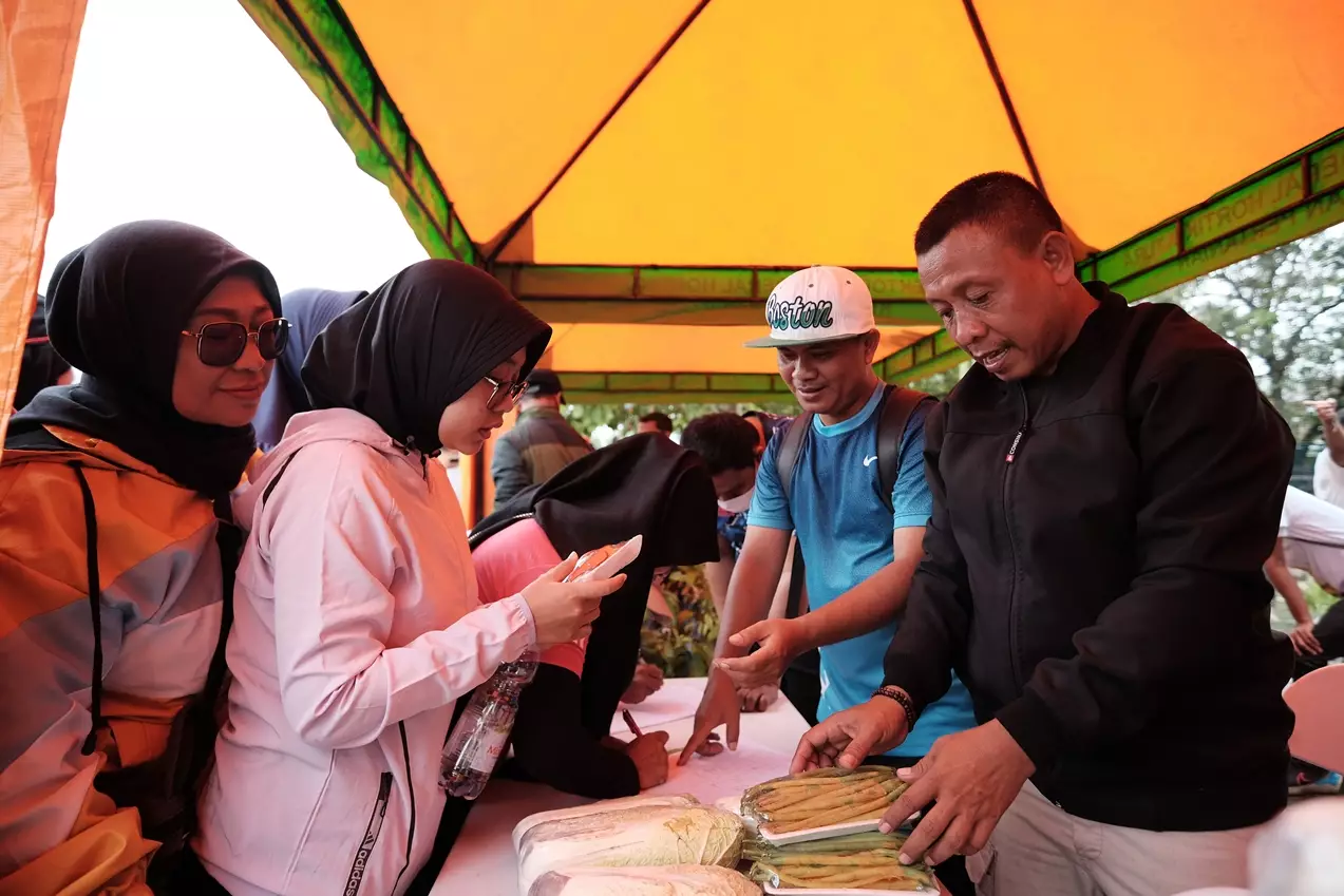 Ditjen Hortikultura Kementerian Pertanian Bagikan Sayuran dan Bibit Tanaman Alun-alun Kota Depok